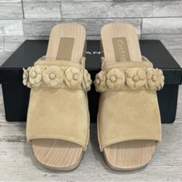 Chanel Camellia Flower Clog Beige Suede Calfskin Wooden Mules 2022 Size 39 EUC - Picture 14 of 16